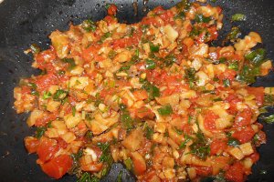 Ciuperci umplute cu ceapa verde si rosii