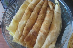 Clatite cu branza si bezea