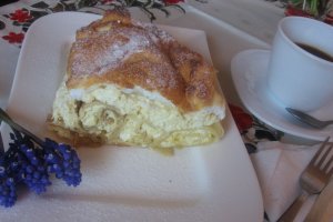 Clatite cu branza si bezea