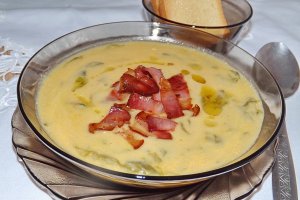 Supa crema de legume cu salata si leurda