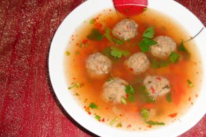 Ciorba cu mini-perisoare de vitel