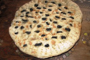Focaccia cu masline si usturoi