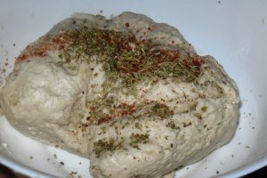Focaccia cu masline si usturoi