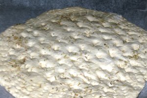 Focaccia cu masline si usturoi