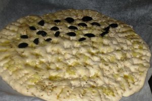 Focaccia cu masline si usturoi