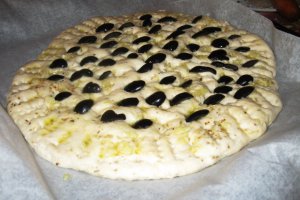Focaccia cu masline si usturoi