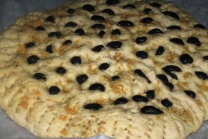 Focaccia cu masline si usturoi