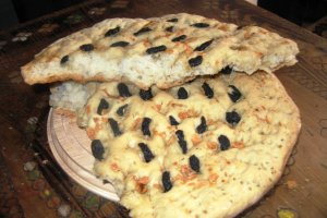 Focaccia cu masline si usturoi