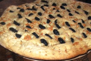 Focaccia cu masline si usturoi