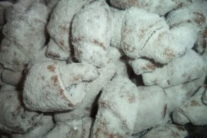 Cornulete de post cu pudra de roscove si rahat