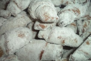 Cornulete de post cu pudra de roscove si rahat