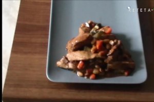 Vezi si reteta video pentru Porc cu legume