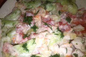 Salata de legume cu piept de pui afumat