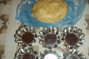 Mini tarte  cu crema de vanilie si fructe tropicale