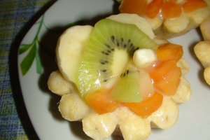 Mini tarte  cu crema de vanilie si fructe tropicale