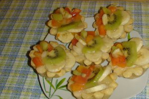 Mini tarte  cu crema de vanilie si fructe tropicale