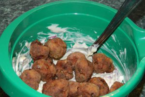 Aperitiv chiftelute cu maioneza si ceapa
