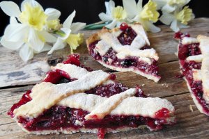 Tarta cu fructe de padure si visine