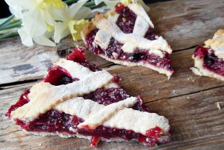 Tarta cu fructe de padure si visine