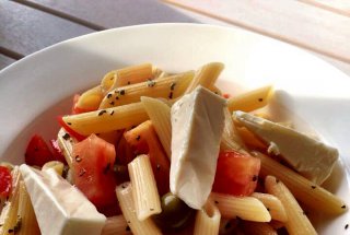 Salată de penne cu La vache qui rit, măsline verzi și roșii