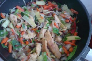 piept de pui cu sos de soia si legume chinezesti