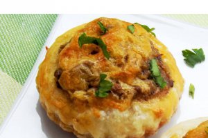 Aperitiv din foietaj cu ciuperci şi brânză