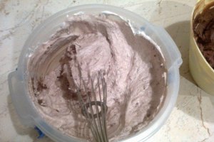 Tort cu blat pufos si crema de cacao