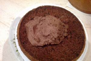Tort cu blat pufos si crema de cacao