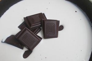 Piersici cu bezea in sos de ciocolata