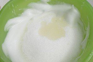 Piersici cu bezea in sos de ciocolata
