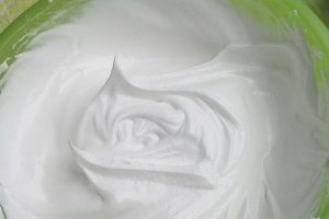 Piersici cu bezea in sos de ciocolata