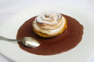 Piersici cu bezea in sos de ciocolata