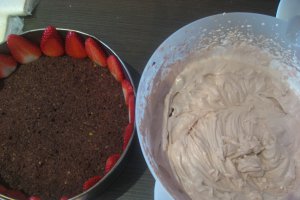 Tort cu ciocolata si capsuni