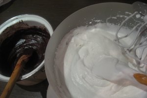 Tarta cu ciocolata si visine