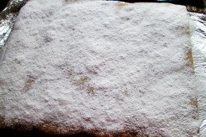 Desert prajitura de post cu foi de zahar ars si crema de gris