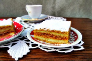 Desert prajitura de post cu foi de zahar ars si crema de gris