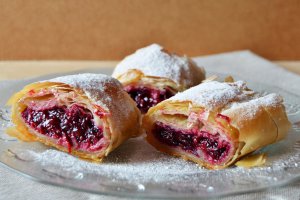Strudel cu fructe de padure