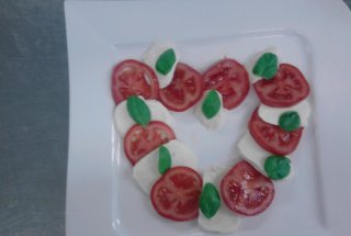 Aperitiv  cu rosii si telemea 