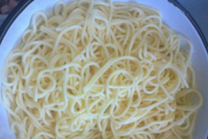 Spaghete  cu carne tocata si cascaval