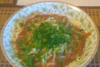 Spaghete  cu carne tocata si cascaval