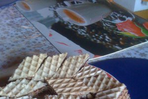 Prajitura cu foi de napolitana si crema de nuca cu biscuiti