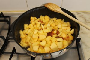 Clatite cu mere caramelizate