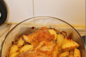 Pulpe de pui cu cartofi la cuptor