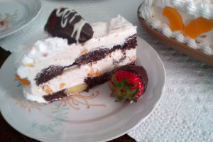 Tort cu frisca, iaurt si piersici
