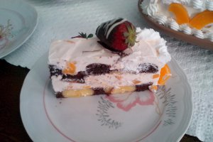 Tort cu frisca, iaurt si piersici