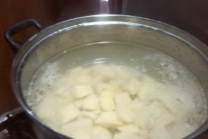 Salata de cartofi cu pastrama de macrou afumat