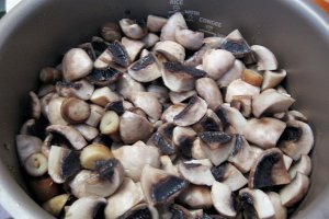 Tocanita de ciuperci cu piept de pui si leurda