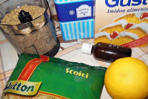 Paste cu sos de vanilie si nuca