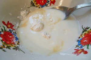 Paste cu sos de vanilie si nuca