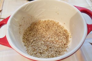 Paste cu sos de vanilie si nuca